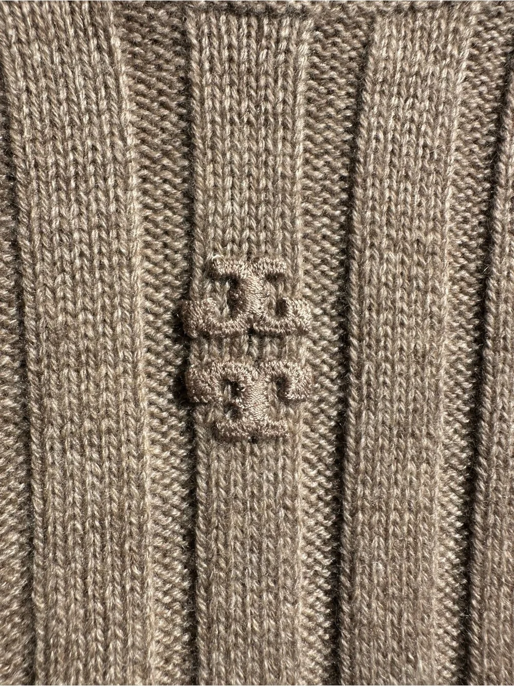 Tory Burch 100% Cashmere F/W’22 Logo Ribbed Turtleneck Sweater in Taupe, M